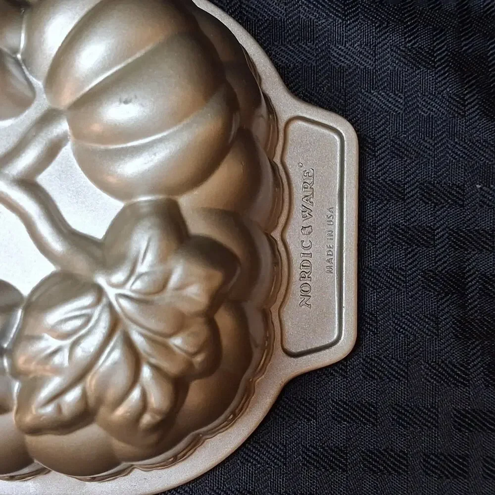 Nordic Ware Pumpkin Loaf Pan 9” x 5” x 2” Bronze EUC